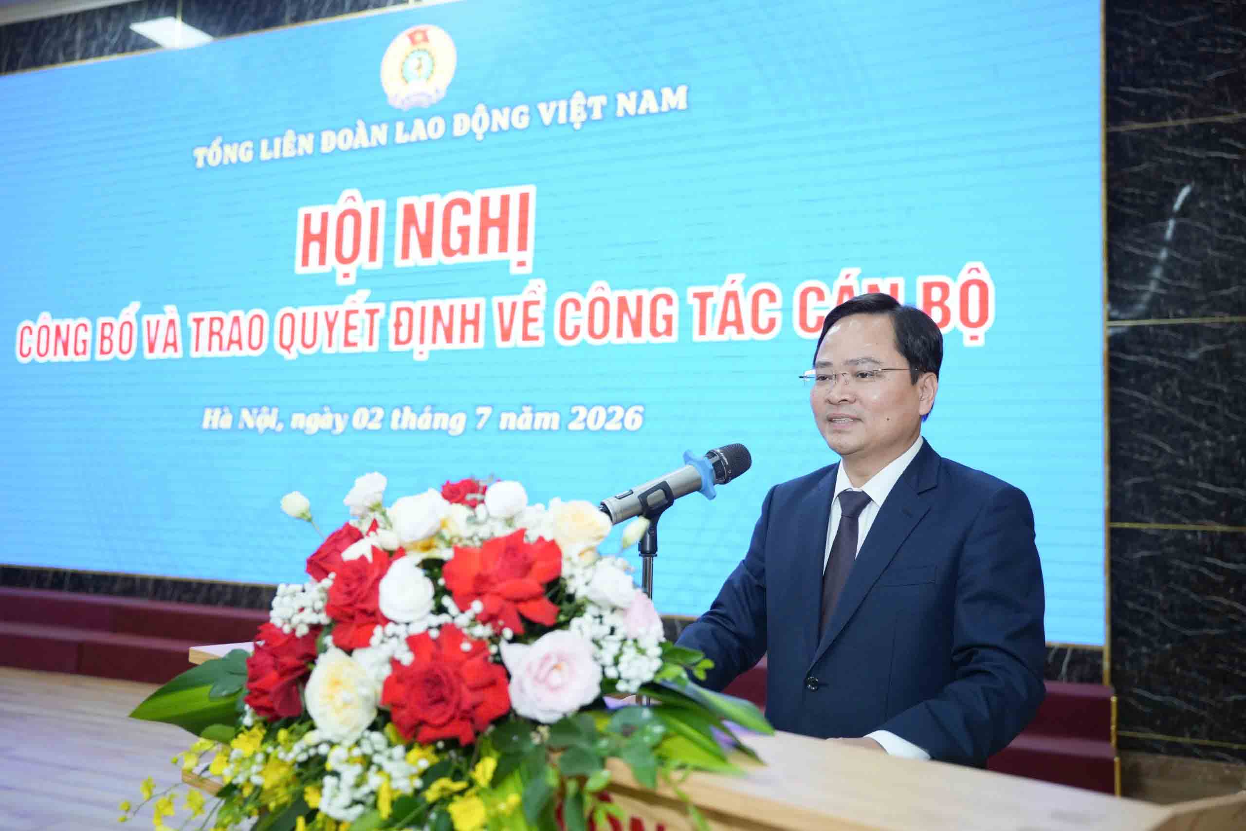El Sr. Nguyen Anh Tuan - Miembro del Comité Central del Partido, Secretario del Comité del Partido, Presidente de la Confederación General del Trabajo de Vietnam asistió y pronunció un discurso dirigiendo la conferencia. Foto: Huu Chanh