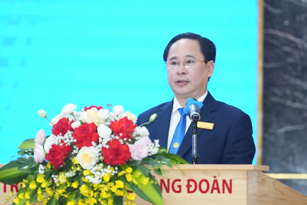 PGS.TS. Lê Mạnh Hùng - Hiệu trưởng Trường Đại học Công đoàn phát biểu nhận nhiệm vụ. Ảnh: Hữu Chánh