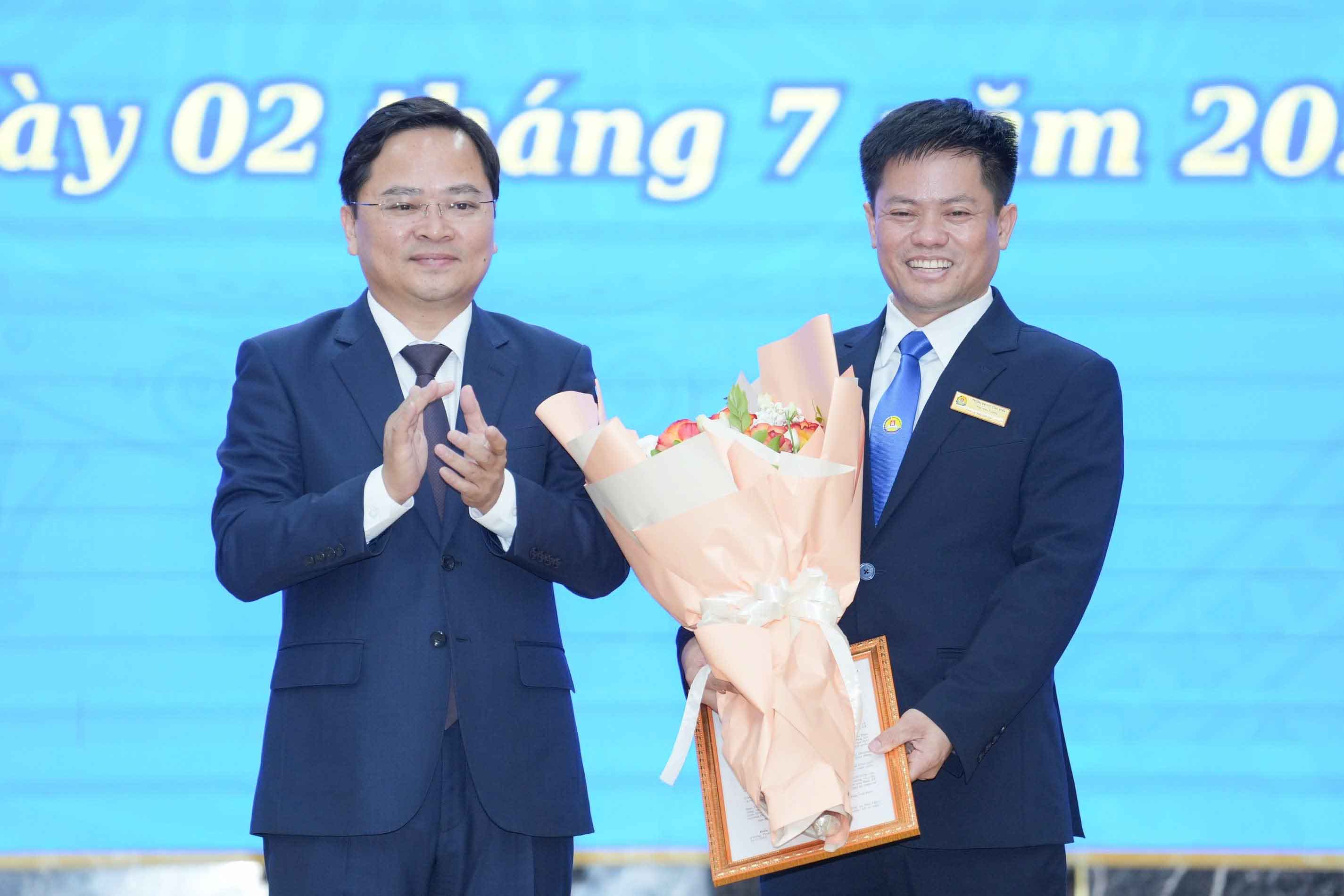 Ông Nguyễn Anh Tuấn - Ủy viên Trung ương Đảng, Bí thư Đảng ủy, Chủ tịch Tổng LĐLĐVN trao quyết định và tặng hoa chúc mừng đã chúc mừng PGS.TS. Nguyễn Hiệp Thương được tín nhiệm, bổ nhiệm giữ chức vụ Phó Hiệu trưởng Trường Đại học Công đoàn (bên phải ảnh). Ảnh: Hữu Chánh