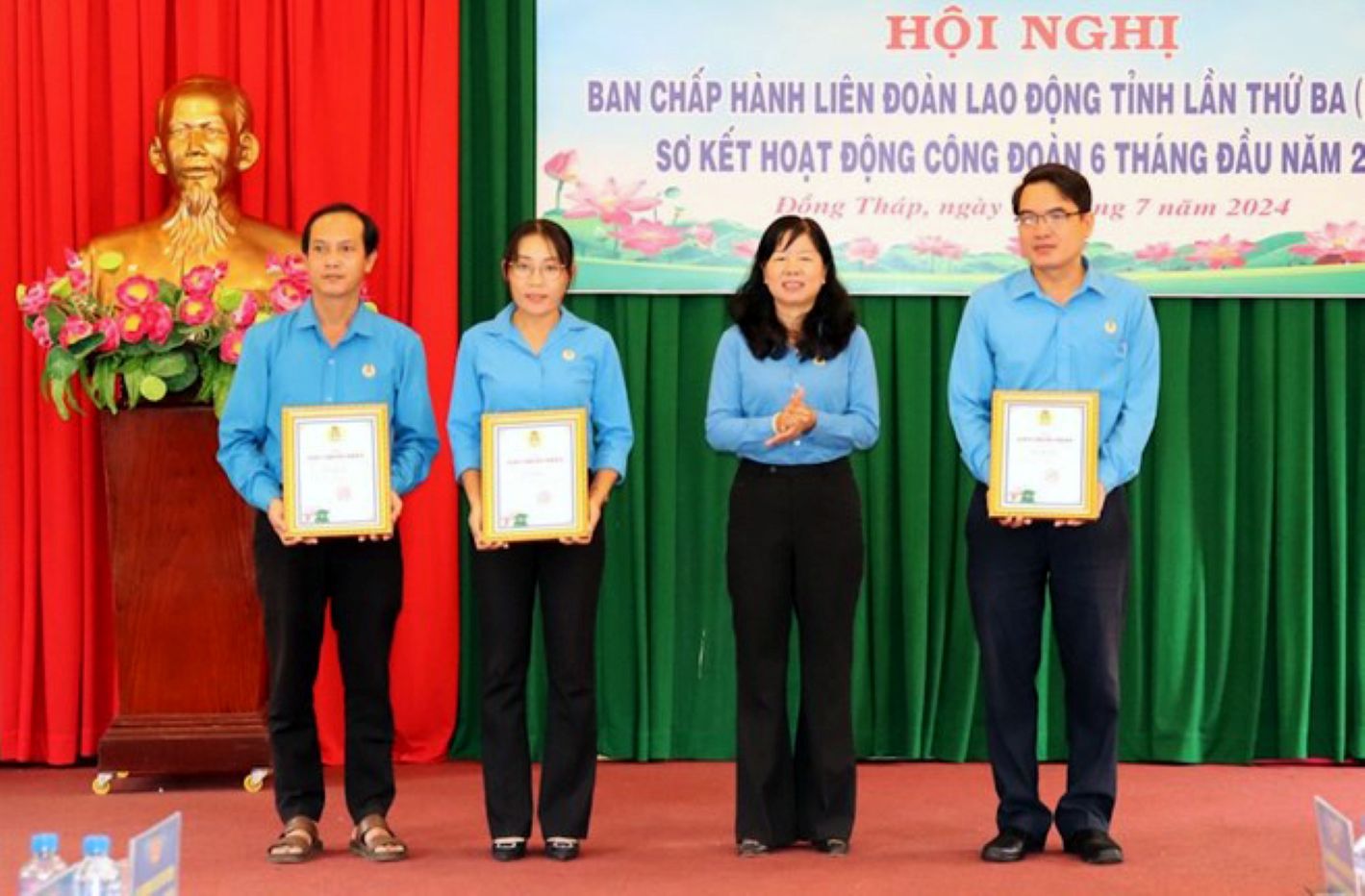 Awarding prizes for the contest to learn about the Resolution of the 13th Vietnam Trade Union Congress, Resolution of the 11th Dong Thap Provincial Trade Union Congress. Photo: Dong Thap Provincial Labor Federation