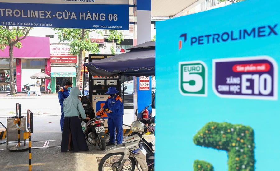 People in Ho Chi Minh City are gradually reassured to choose E10 gasoline after more than a month of implementation, the market maintains stable supply. Photo: Ngoc Le