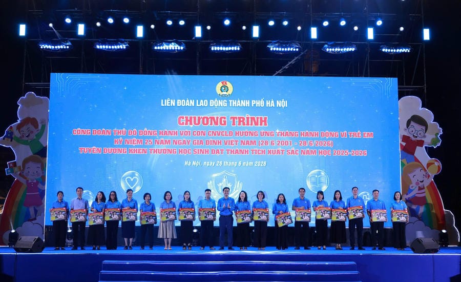 Representatives of trade unions in wards of Hanoi receive gifts for children of workers and civil servants in difficult circumstances. Photo: Ngoc Anh