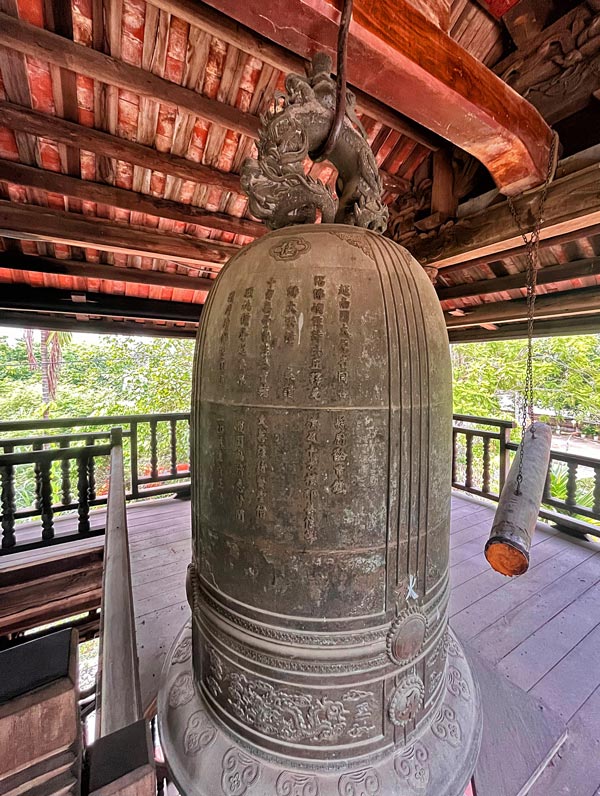 Đại hồng chung treo trên gác chuông. Tiếng chuông chùa từ lâu được xem là âm thanh nhắc con người hướng về sự tĩnh tại và lòng thiện.