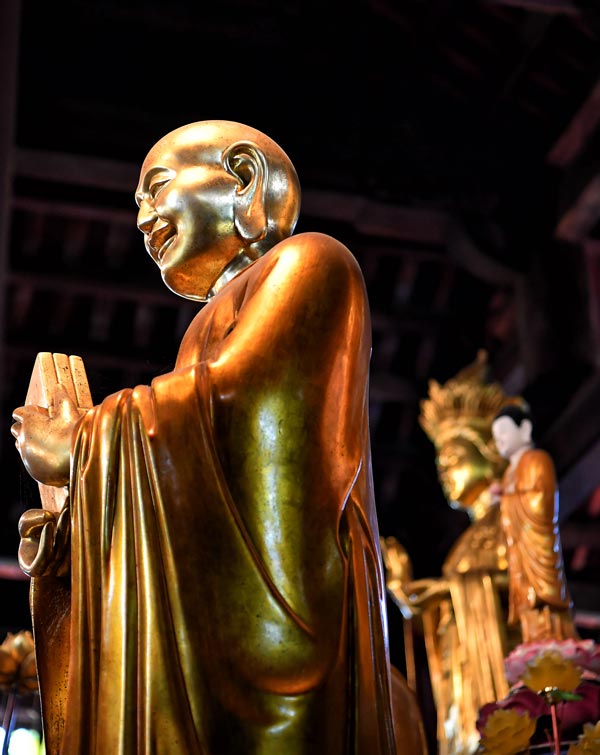 Pho tượng trong chính điện chùa Hang. Khuôn mặt an nhiên và nụ cười nhẹ gợi triết lý buông bỏ, thanh thản của Phật giáo.