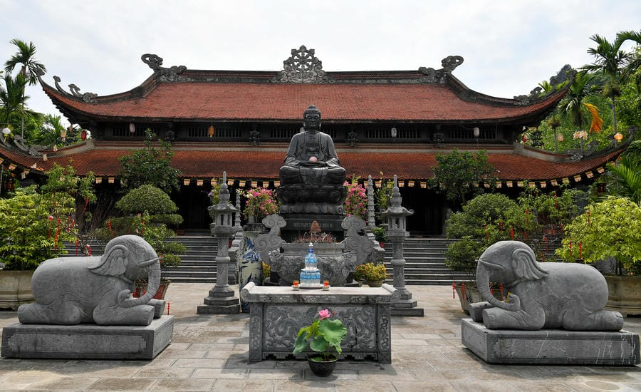 The new main hall of Hang Pagoda is built spaciously, harmoniously between the green campus and traditional architectural features, meeting the religious needs of a large number of Buddhists.