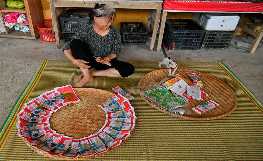 Khoảnh khắc đời thường nơi cửa Phật.