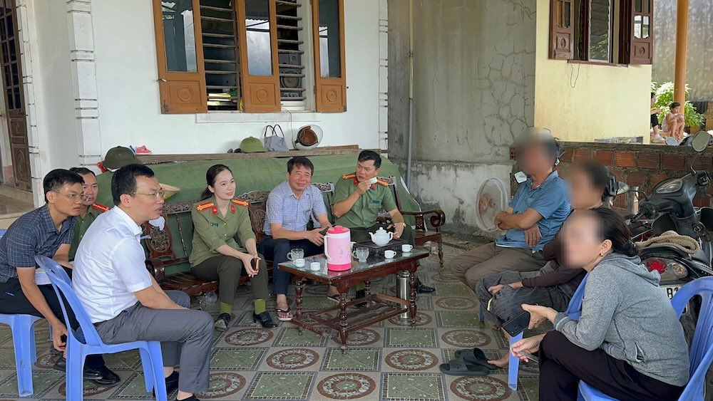 Lãnh đạo phường Đồng Hới cùng lực lượng chức năng đến từng nhà để tuyên truyền, vận động người dân bàn giao mặt bằng cho dự án. Ảnh: Ngọc Đan