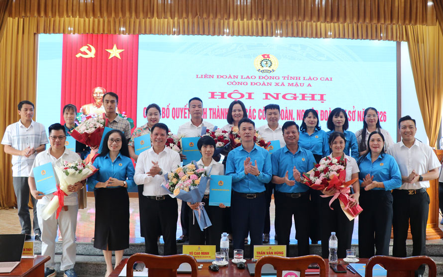 Handing over the decision to establish and presenting flowers to congratulate newly established grassroots trade unions and professional unions. Photo: Manh Hung