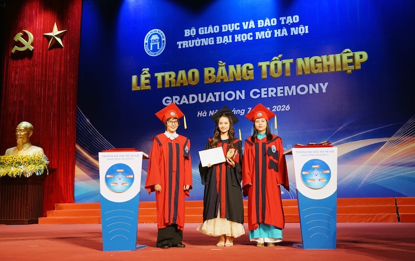 Leaders of Hanoi Open University award graduation certificates to students. Photo: BTC