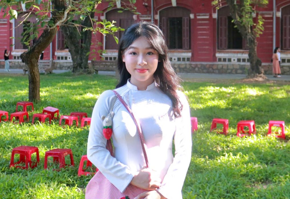 Trần Đặng Trâm Anh - một trong ba học sinh của lớp 12 Văn Trường THPT Chuyên Quốc Học - Huế đạt điểm cao nhất môn Văn thi tốt nghiệp. Ảnh: Nhân vật cung cấp