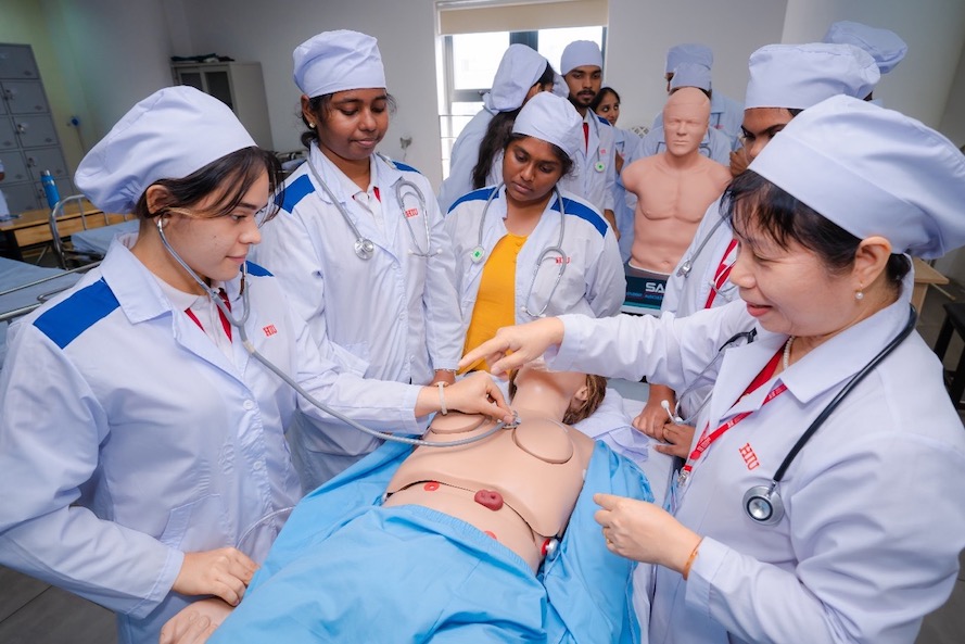 臨床技能実習中のホンバン国際大学医学部の学生。写真:HIU