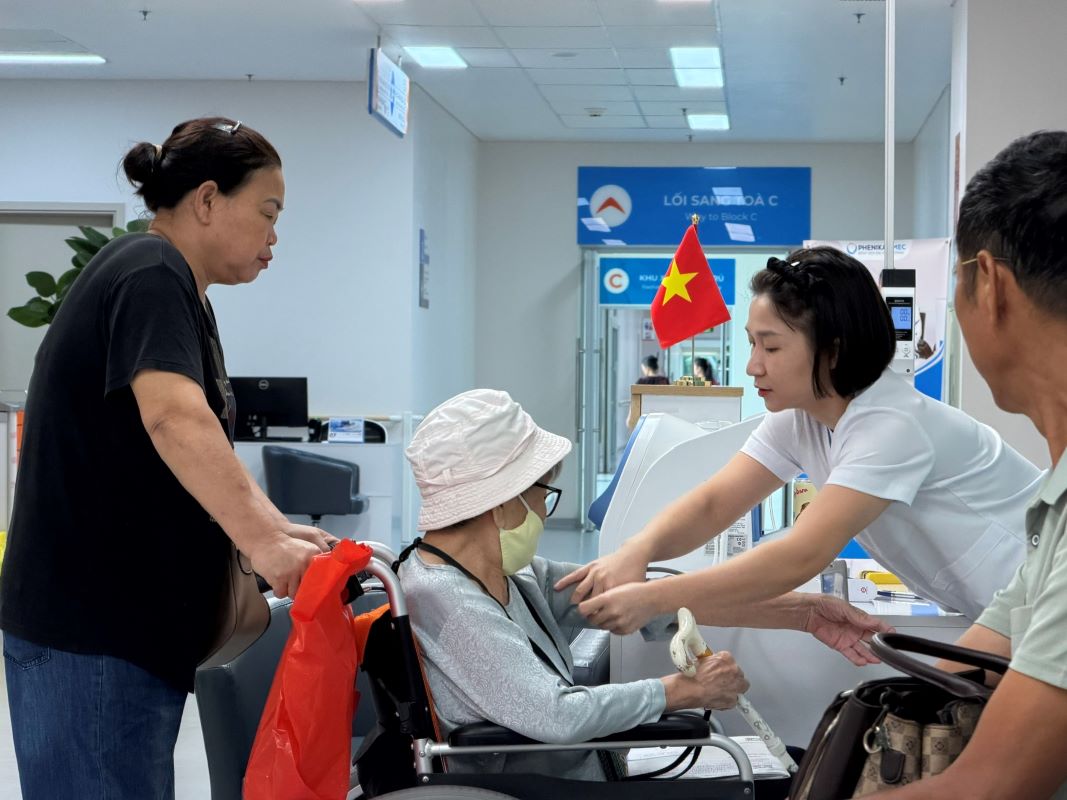 2026年7月1日から、医療従事者は健康保険からより多くの給付を受けることができます。写真:トゥイ・リン