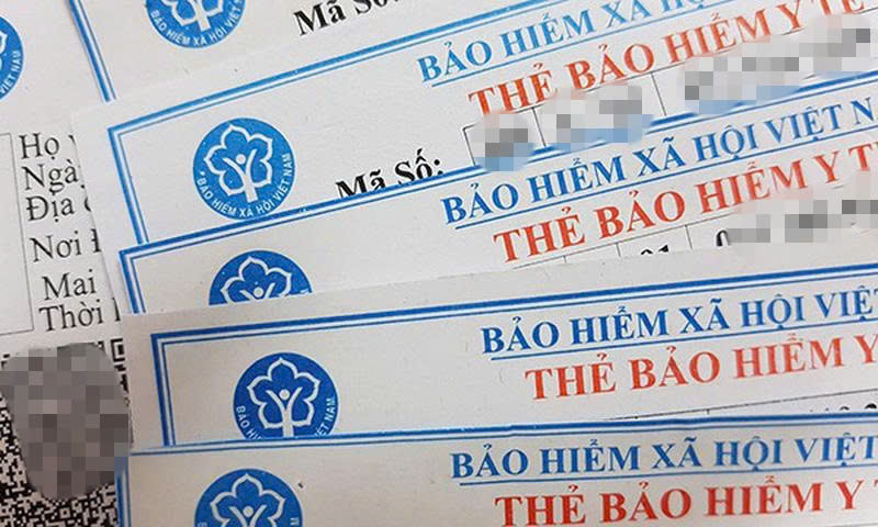 About 52,300 people participated in new and re-enrolled social insurance and health insurance on July 1st, along with thousands of social insurance books and health insurance cards awarded to people in difficult circumstances. Photo: Duc Van