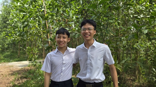 Vũ (bên phải ảnh) và Khải cười tươi khi đón nhận tin vui có điểm số cao tại kỳ thi tốt nghiệp. Ảnh: Hưng Thơ