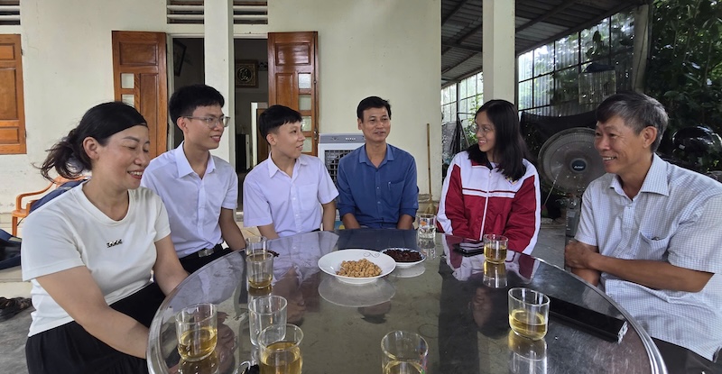 Lãnh đạo Trường THPT Hải Lăng (thứ 3 từ phải sang) cùng bạn bè, gia đình vui mừng trước thành tích của Vũ và Khải đạt được. Ảnh: Hưng Thơ