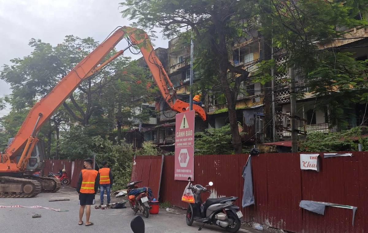 Các lực lượng tiến hành phá dỡ công trình xuống cấp nguy hiểm. Ảnh: Cổng TTĐT phường Ngô Quyền