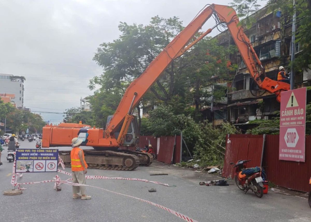 Close-up of demolition of 2 apartment buildings A7, A8 Van My. Photo: Ngo Quyen Ward e-Portal