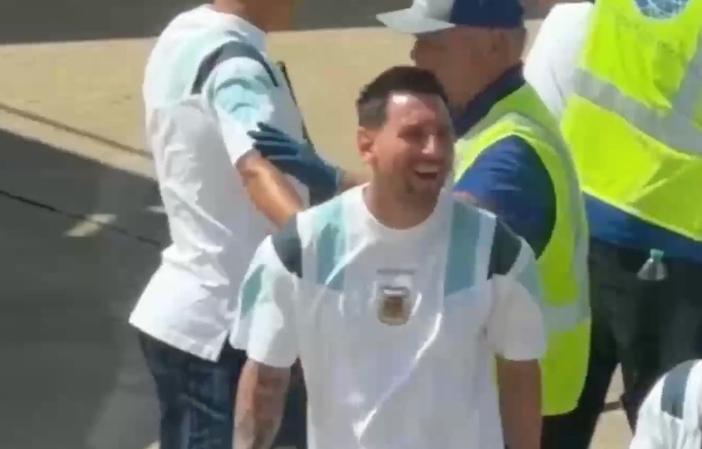 Khoảnh khắc Messi cười lớn khi Romero bị phát hiện mang kẹp thịt nướng trong hành lý. Ảnh: Cắt từ video