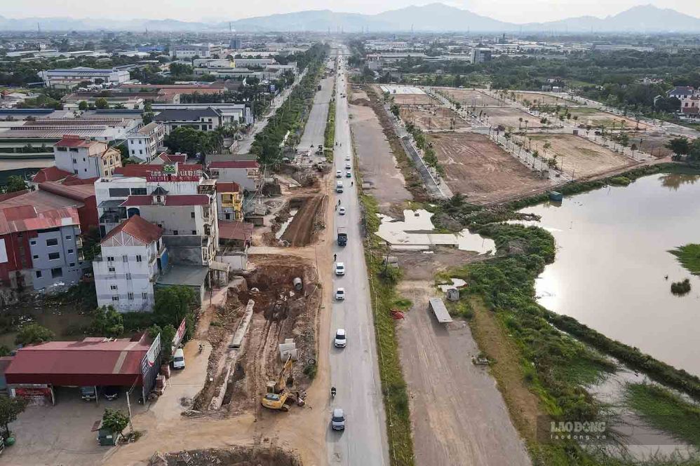 Construction site for expanding National Highway 6, Ha Dong - Xuan Mai section. Photo: Song Huu