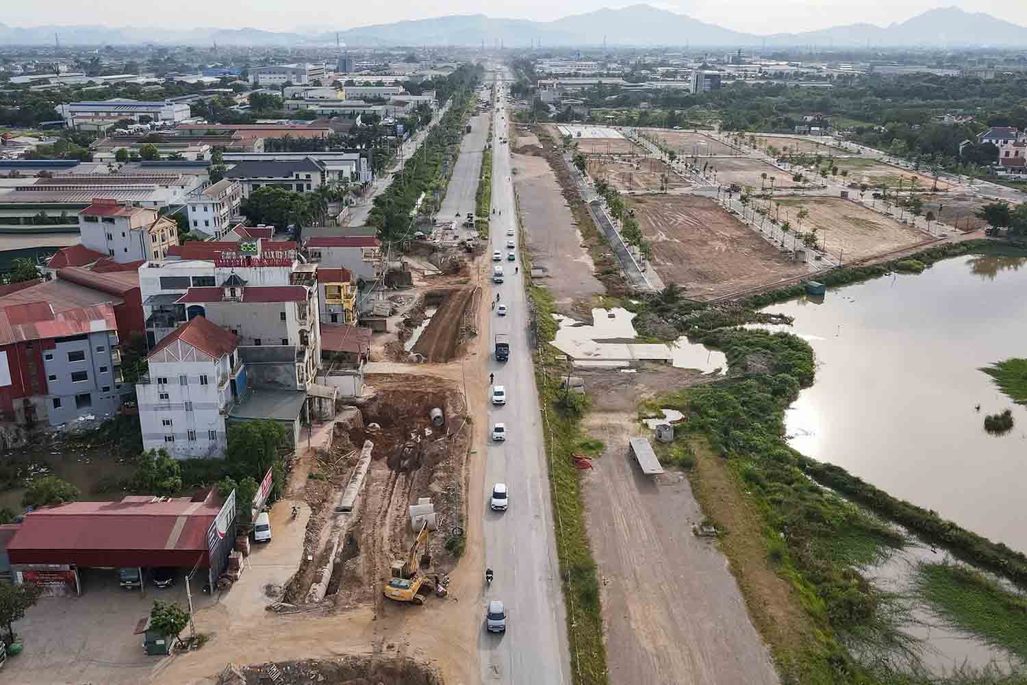 Chantier de construction pour l'élargissement de la route nationale 6, section Hà Đông - Xuân Mai. Photo: Sóng Hữu