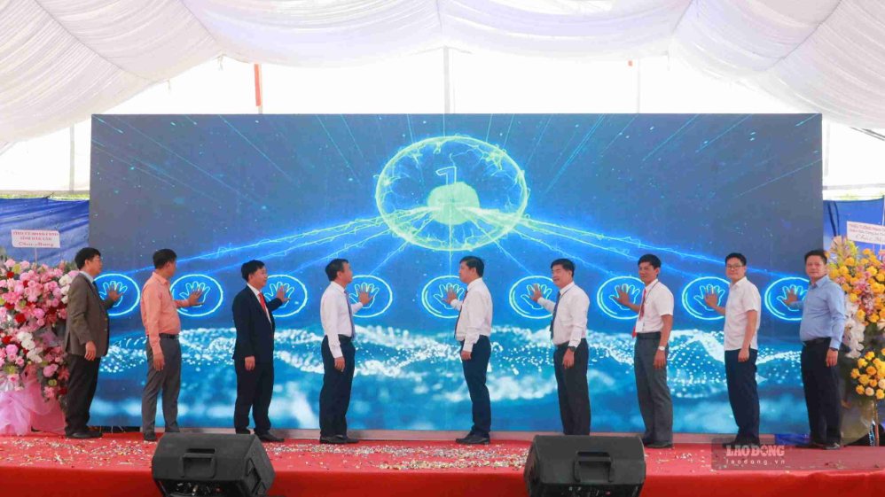 Leaders of Dak Lak province, investors press the button to launch the Tan Tien Industrial Cluster technical infrastructure construction investment project. Photo: Minh Hue