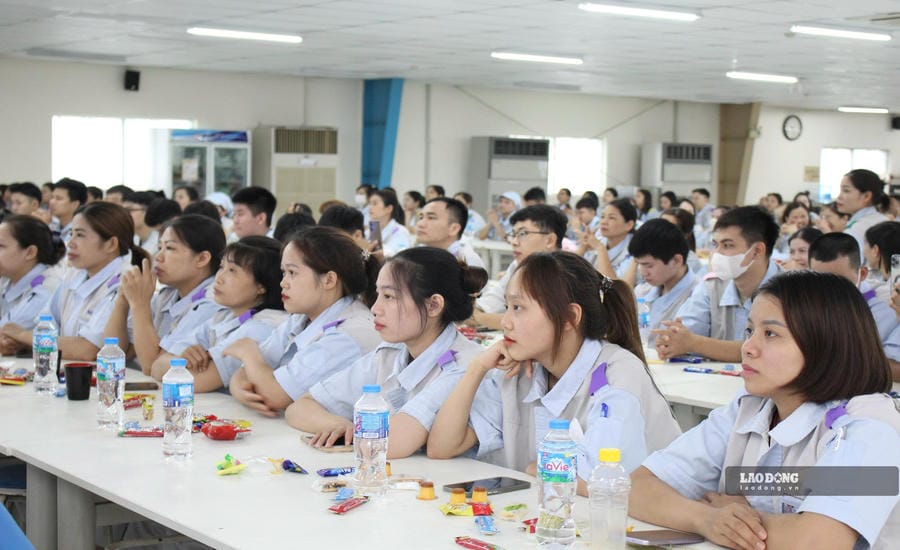 Workers of Meiko Electronics Hai Duong Vietnam Co., Ltd. participate in a labor law propaganda session. Photo: Mai Huong