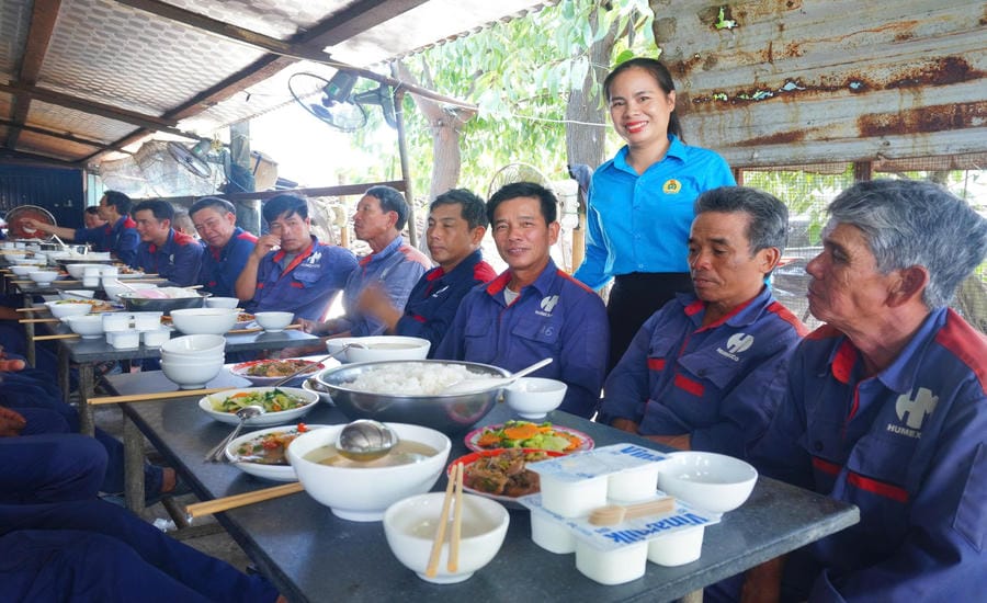 Mr. Truong Nhu Thang (second from the left) and colleagues happily enjoying a warm Trade Union Meal at Hue Mineral Joint Stock Company. Photo: Hue Trade Union