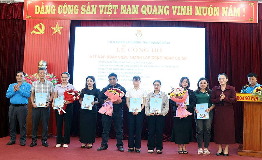 Quang Ngai Provincial Labor Federation organized a ceremony to announce the decision to admit union members and establish 6 grassroots trade unions at units and businesses in western Quang Ngai. Photo: Quang Ngai Provincial Labor Federation