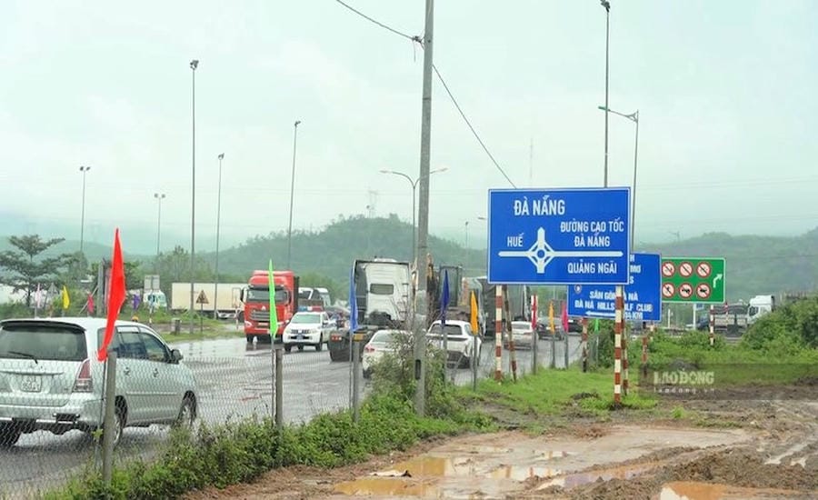 The radial branch connecting the Da Nang - Quang Ngai and Hoa Lien - Tuy Loan expressway (belonging to the National Highway 14B Intersection project), the Project Management Board of Transport and Agricultural Works must complete before December 31. Photo: Nguyen Linh