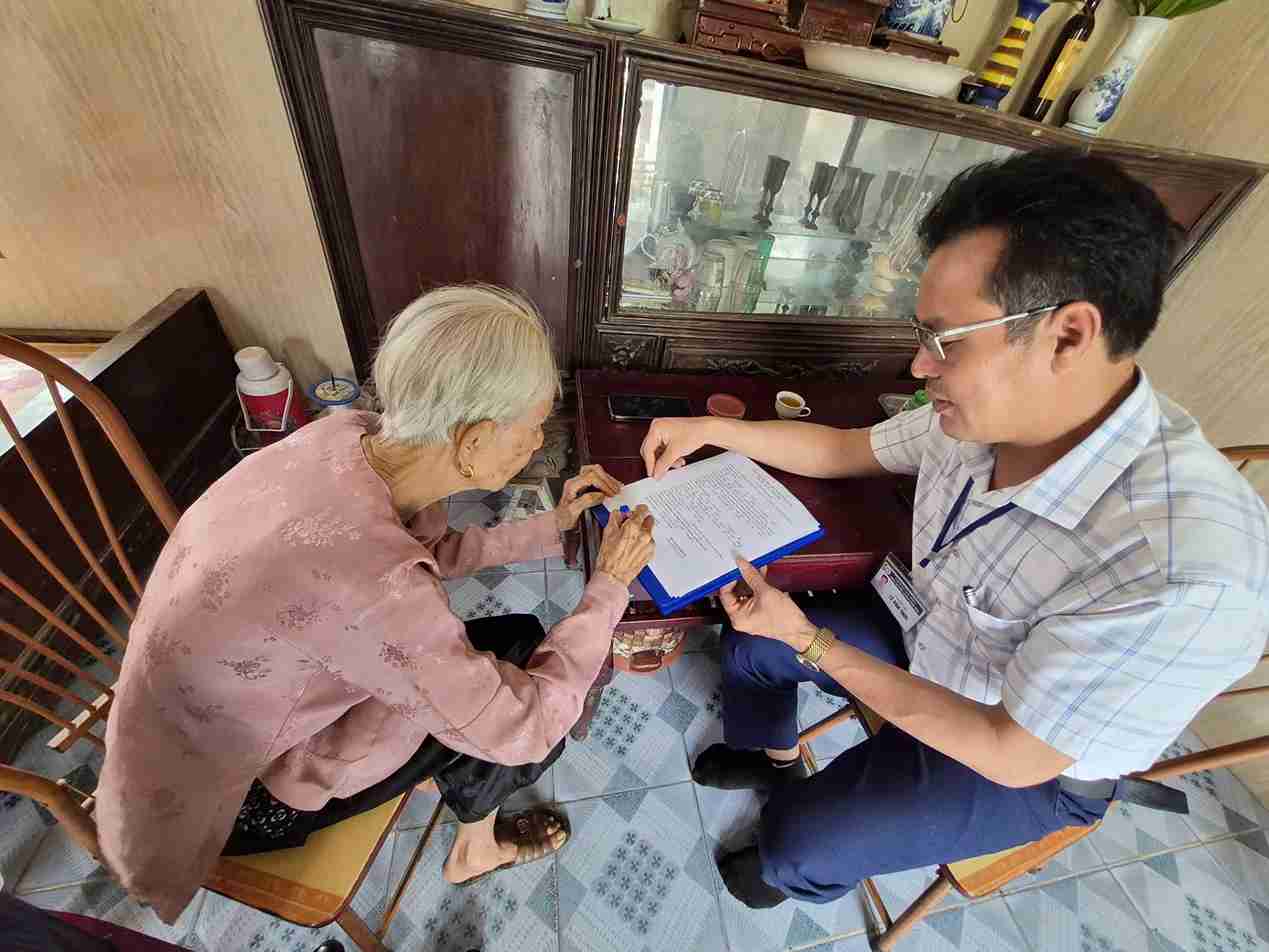 Gia Phuc Commune Public Administrative Service Center delivers public services to people's homes. Photo: Gia Phuc Commune
