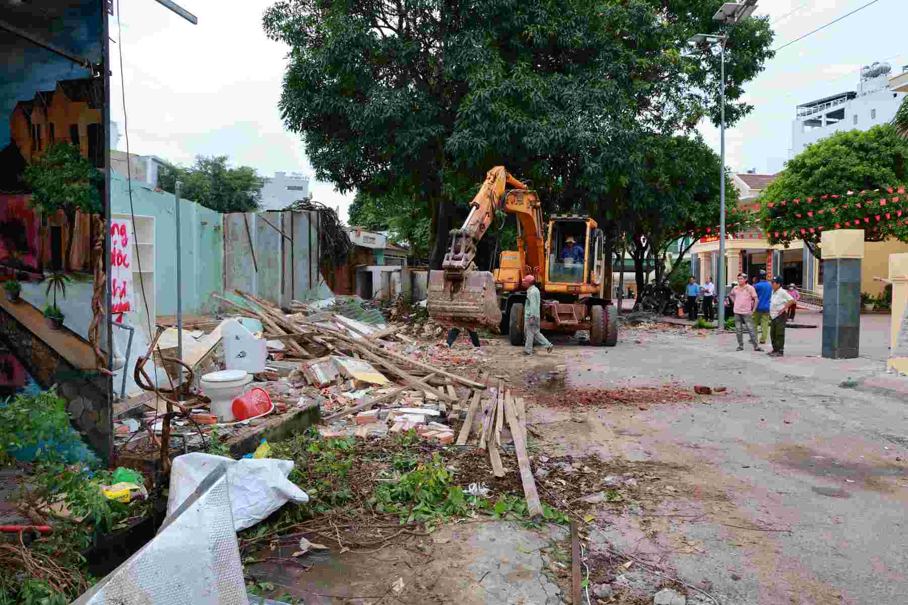 Contractor supports people to dismantle and relocate architectural structures after voluntarily handing over the ground for the Ton Duc Thang Road Project. Photo: Xuan Truong