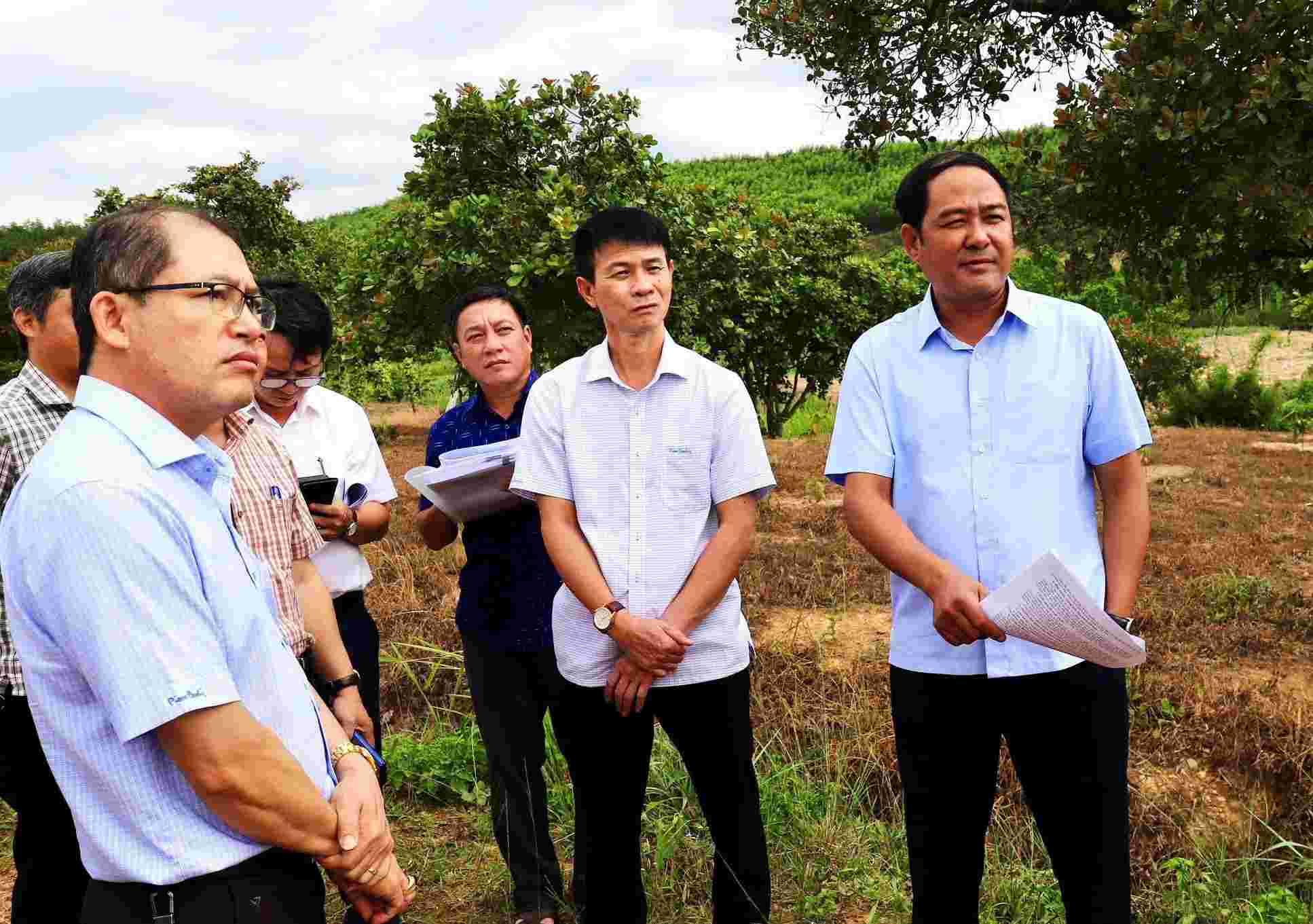 Cơ quan chức năng kiểm tra công tác giải phóng mặt bằng một dự án trên địa bàn tỉnh. Ảnh: Xuân Ngô
