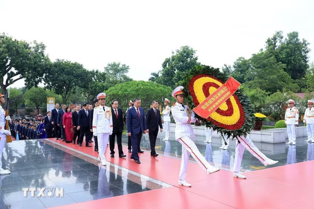Tổng Bí thư, Chủ tịch nước Tô Lâm; Thủ tướng Chính phủ Lê Minh Hưng; Chủ tịch Quốc hội Trần Thanh Mẫn; Thường trực Ban Bí thư Trần Cẩm Tú và các đại biểu đặt vòng hoa tại Đài tưởng niệm các Anh hùng liệt sĩ trên đường Bắc Sơn, Hà Nội. Ảnh: TTXVN