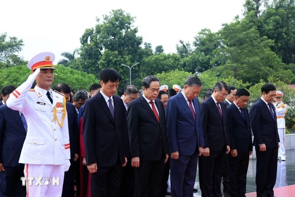 Tổng Bí thư, Chủ tịch nước Tô Lâm; Thủ tướng Chính phủ Lê Minh Hưng; Chủ tịch Quốc hội Trần Thanh Mẫn; Thường trực Ban Bí thư Trần Cẩm Tú và các đại biểu tưởng niệm các Anh hùng liệt sĩ. Ảnh: TTXVN
