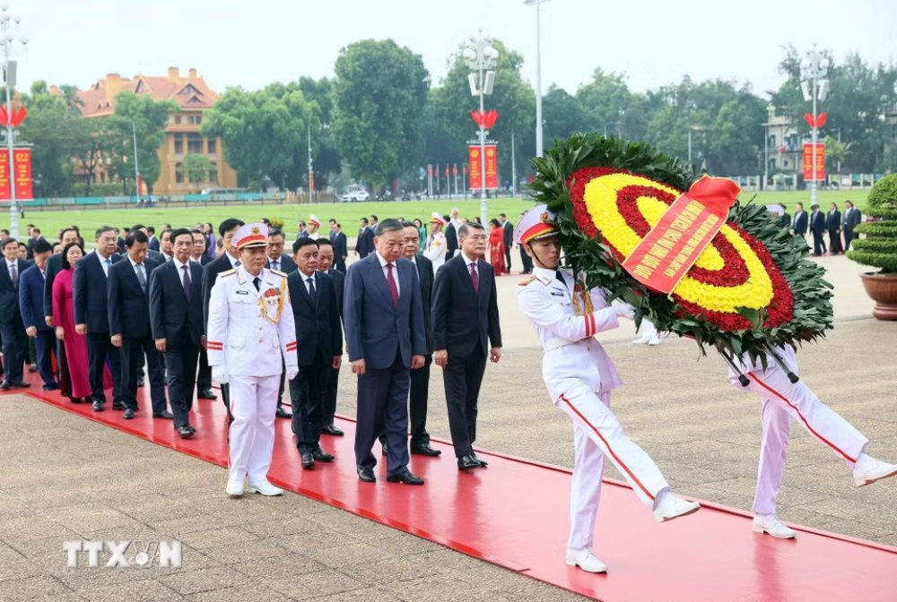 The delegation of the Party Central Committee came to lay wreaths and visit President Ho Chi Minh's Mausoleum. Photo: An Dang/VNA