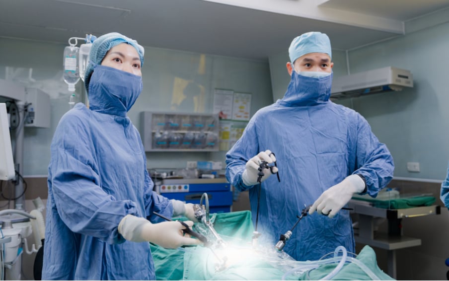 The team performs laparoscopic surgery to remove fibroids combined with hysterectomy. Photo: Hong Ngoc Hospital