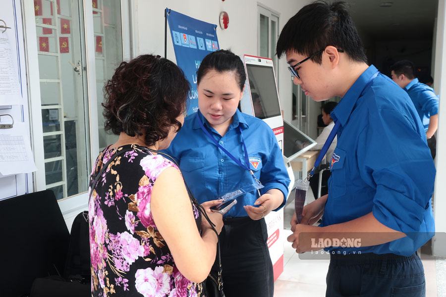 Sau khi thực hiện các dịch vụ hành chính công, lực lượng thanh niên sẽ hỗ trợ người dân lấy ý kiến khảo sát mức độ hài lòng. Ảnh: Dương Anh