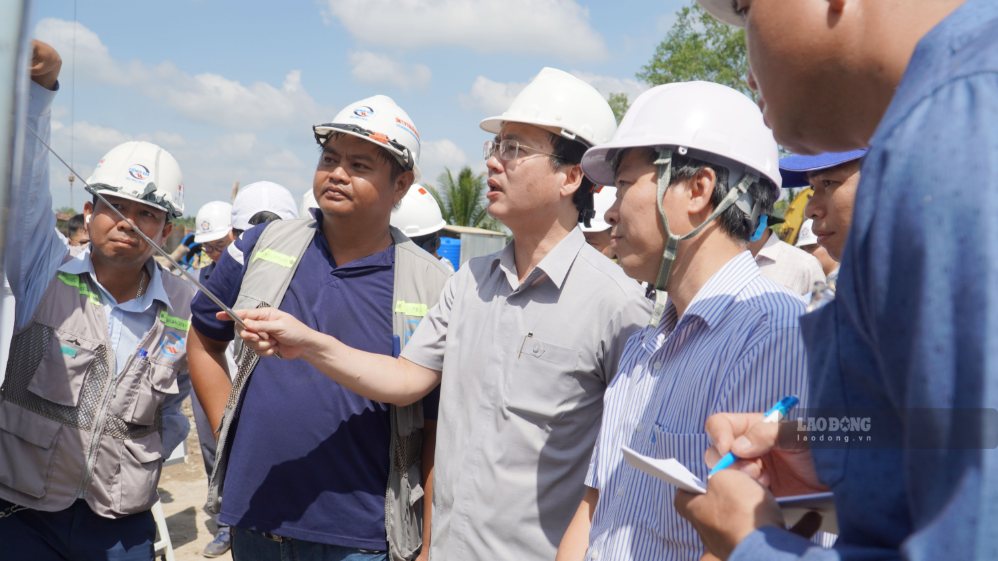 Chairman of Vinh Long Provincial People's Committee Tran Tri Quang inspects the actual progress of Ba Lai 6 bridge construction. Photo: Hoang Loc