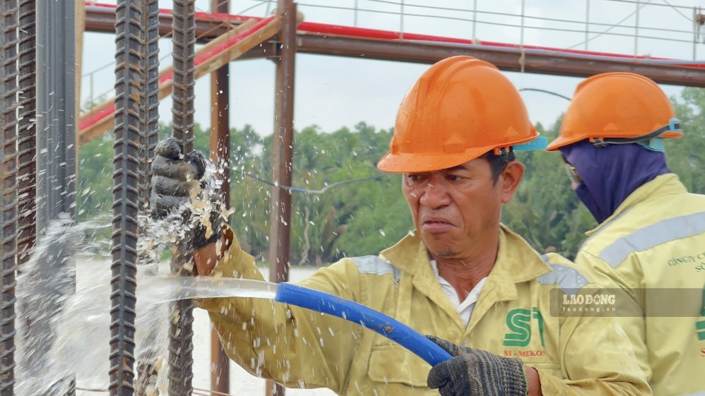 Cầu Ba Lai 6 đang thi công cọc khoan nhồi các trụ chính. Ảnh: Hoàng Lộc