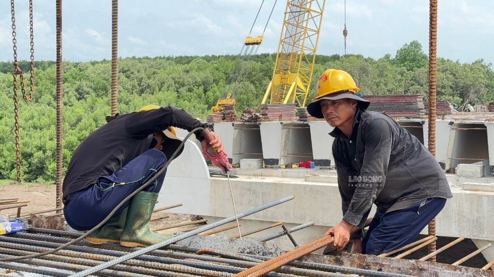 Nhiều hạng mục của cầu Ba Lai 8 đang được triển khai đồng loạt. Ảnh: Hoàng Lộc