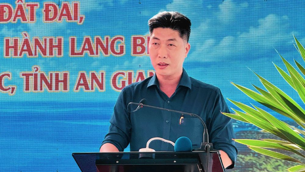 Vice Chairman of Phu Quoc Special Economic Zone People's Committee Nguyen Le Quoc Toan speaks at the launching ceremony. Photo: Hoang Dung