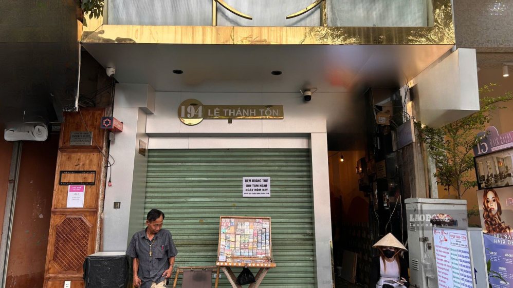 Không ít khách hàng đến cửa hàng để tìm hiểu thông tin sau khi doanh nghiệp thông báo tạm ngừng kinh doanh.