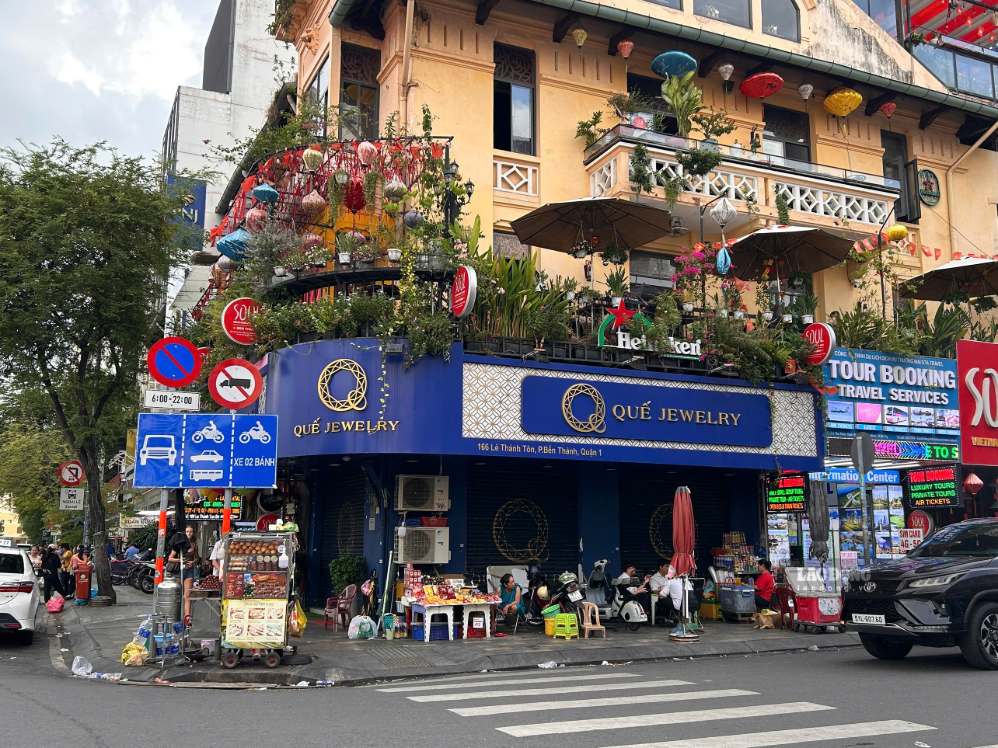 A diamond business store on Le Thanh Ton street temporarily suspended operations. Photo: Ha May