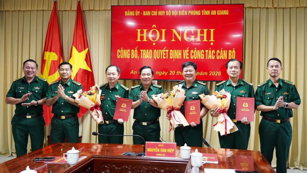 Colonel Nguyen Van Hiep (middle), Secretary of the Party Committee, Political Commissar of the An Giang Provincial Border Guard Command, and comrades in the Command Board presented decisions and flowers to congratulate comrades who received salary increases on schedule and ahead of schedule. Photo: Tien Vinh/ An Giang Border Guard