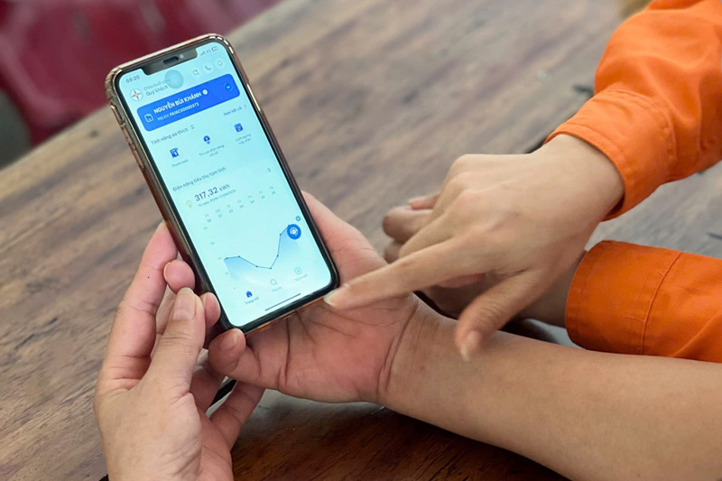 Người sử dụng điện chủ động kiểm soát việc sử dụng điện thông qua ứng dụng trên điện thoại cá nhân. Ảnh: Cổng TTĐT tỉnh Hà Tĩnh