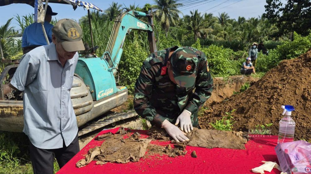 Công tác quy tập hài cốt liệt sĩ được thực hiện cẩn trọng, thể hiện đạo lý “Uống nước nhớ nguồn“. Ảnh: Hoàng Lộc