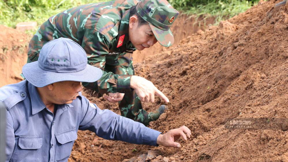 Functional forces gather the remains of martyrs at the temporary war cemetery in Tan Thanh Binh commune, Vinh Long province. Photo: Hoang Loc
