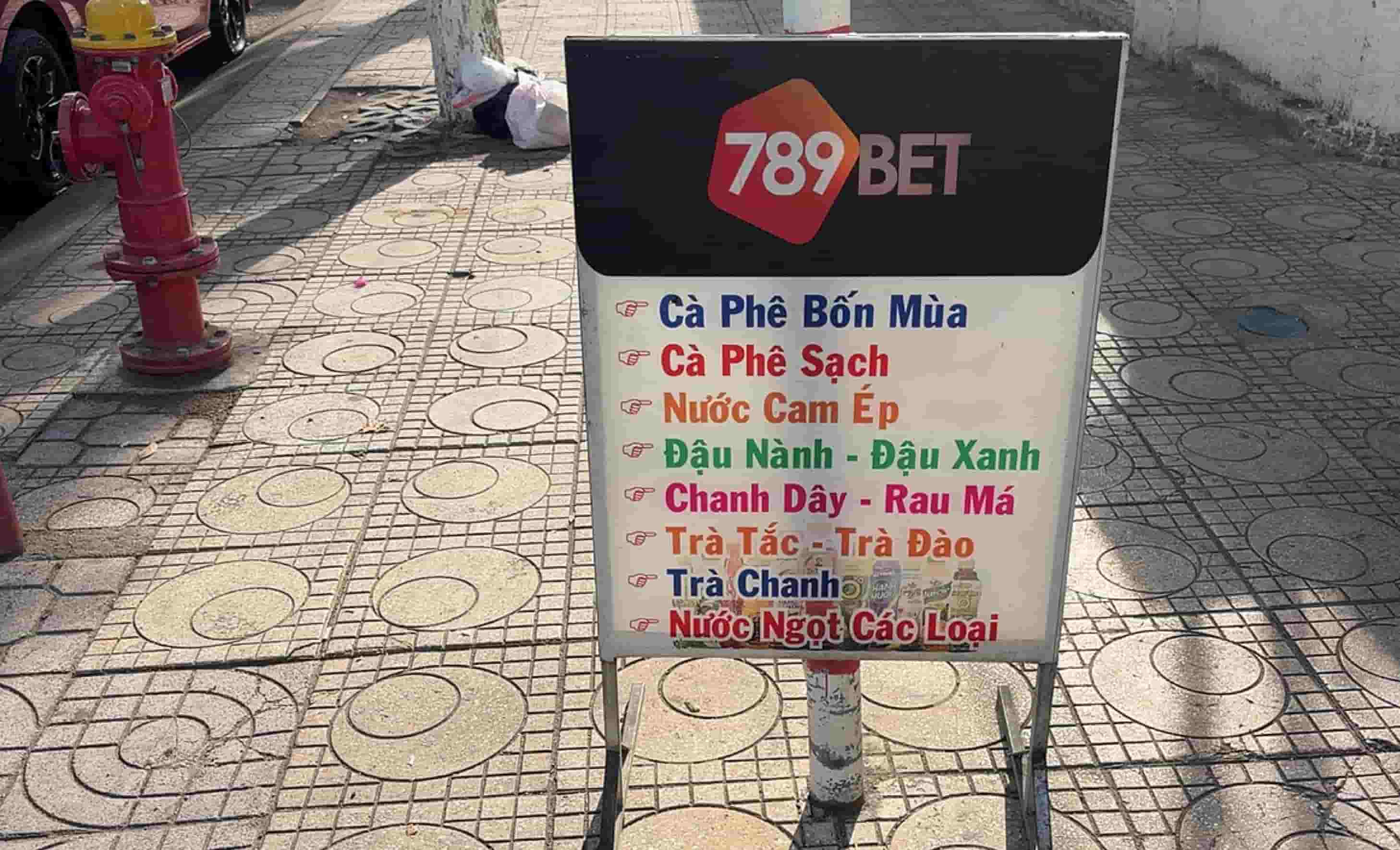 Cơ quan chức năng nhắc nhở quán ăn cắm bảng quảng cáo, sử dụng hộp khăn giấy in logo trang cá độ. Ảnh: Công an cung cấp