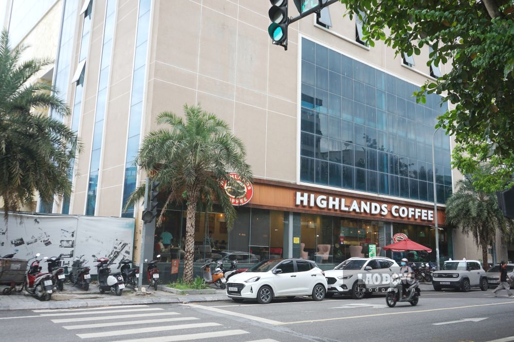 Mặc dù dự án chưa hoàn thiện, tuy nhiên tại khu vực tầng 1, chủ đầu tư đã cho nhiều đơn vị mở cửa hàng kinh doanh. Ảnh: Quách Du