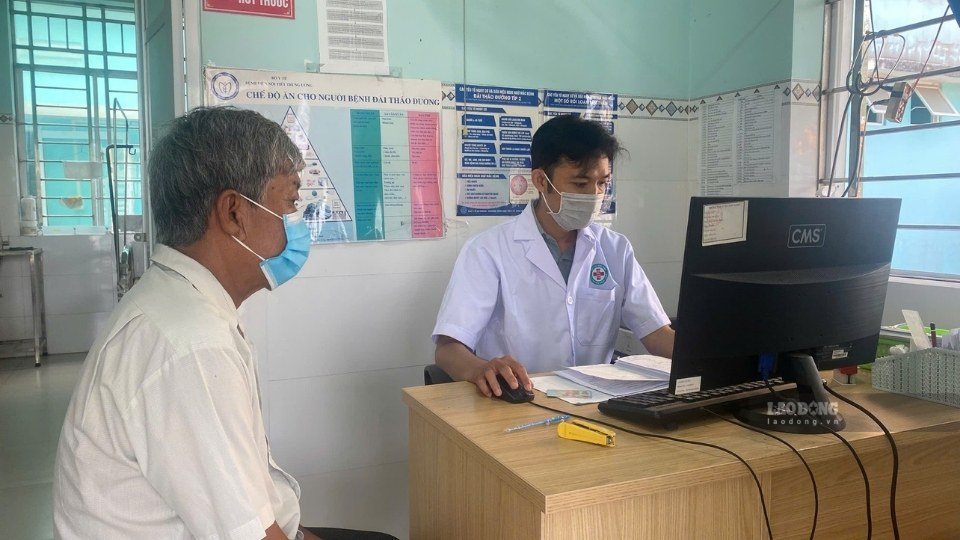 The Ministry of Home Affairs responds to the request to soon have guidance on commune-level staffing norms. In the photo, medical staff provide health advice to people in Vinh Long. Photo: Hoang Loc